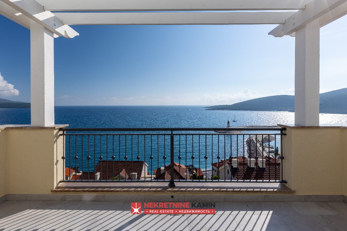 Spacious one bedroom apartment in a building with swimming pool, Lustica bay, Marina village